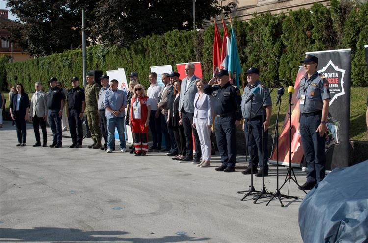 Slika /slike/Vijesti/Matea Stedul_glavni_vatrogasni_zapovjednik_Tucaković.jpg